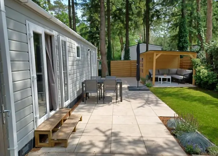 Boshuis Met Grote Tuin I Met Zwembad Дом отдыха Хундерло