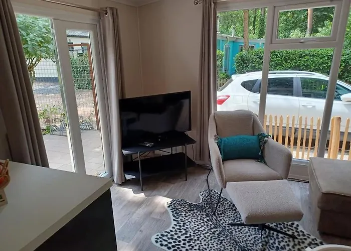 Boshuis Met Grote Tuin I Met Zwembad Дом отдыха *