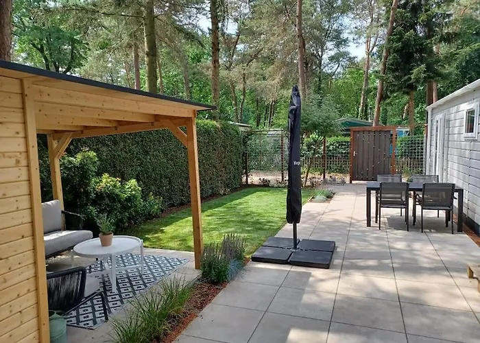 Boshuis Met Grote Tuin I Met Zwembad Хундерло