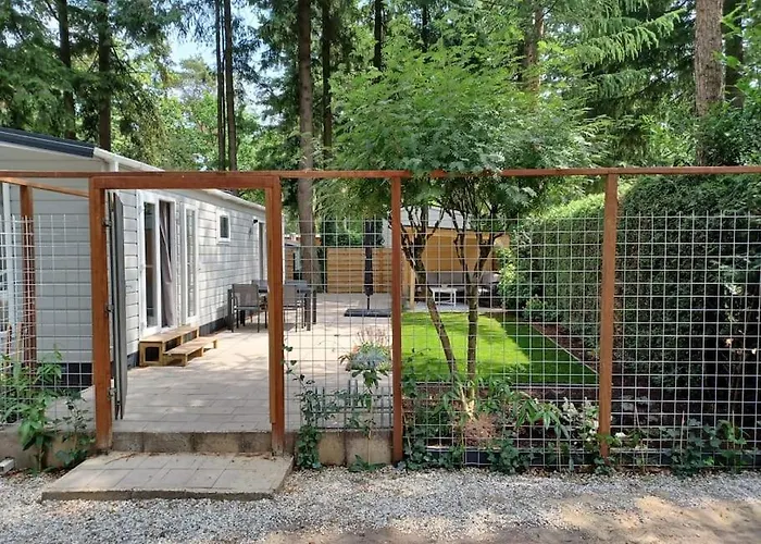 Boshuis Met Grote Tuin I Met Zwembad Дом отдыха *